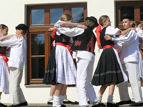 tanec SPOD OSTRÉHO VRCHU - v Buchloviciach