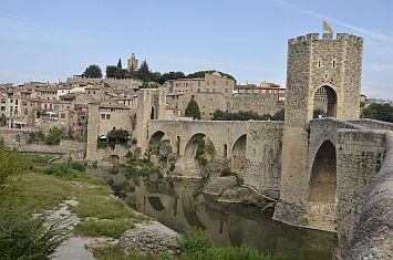 opevnený most z 12. st. v románskom slohu v Besalú